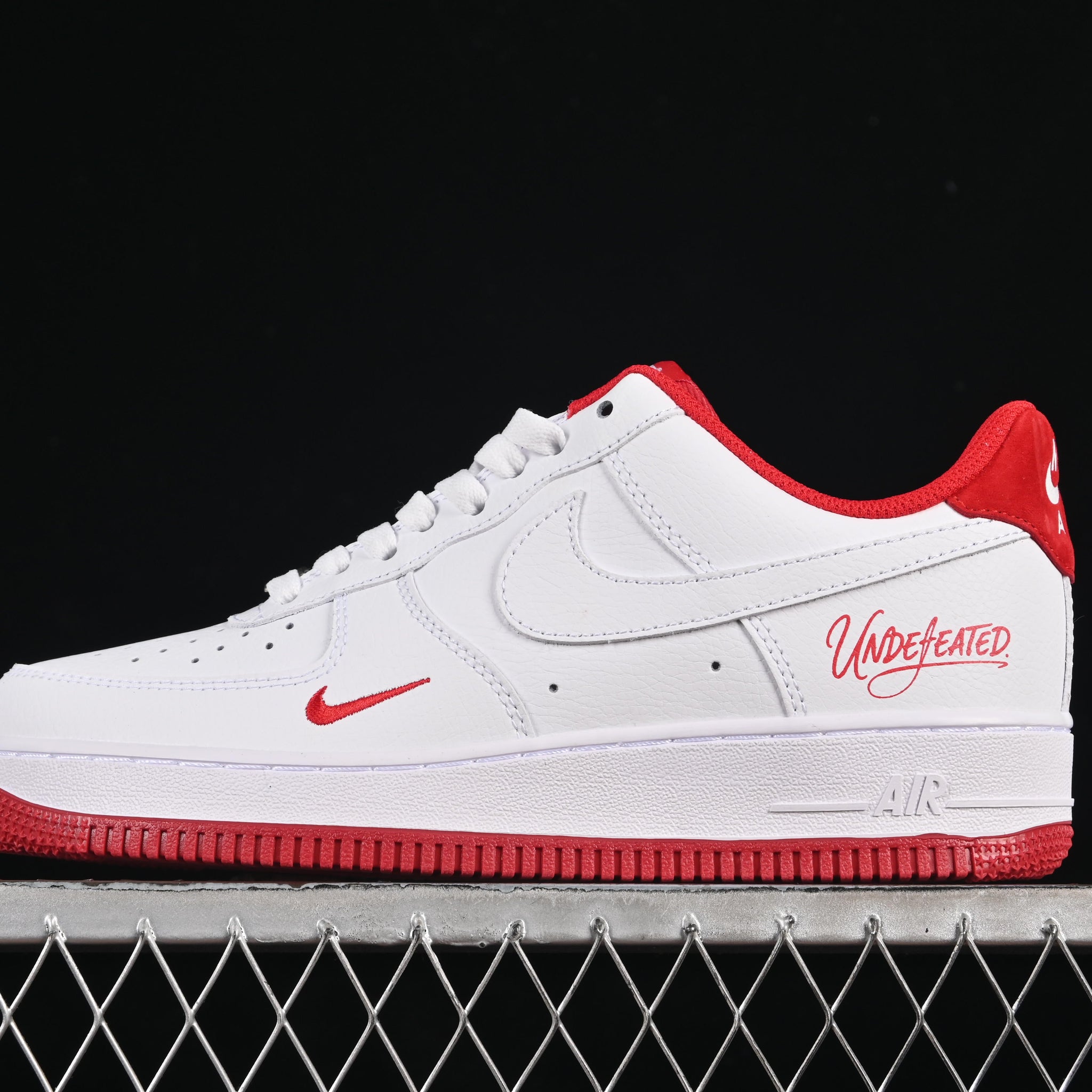 Nike Air Force 1 ’07 Low University Red Outline