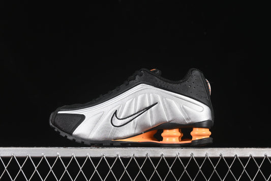Nike Shox R4 – Black / Metallic Silver / Orange: Der futuristische Klassiker mit neuem Glanz